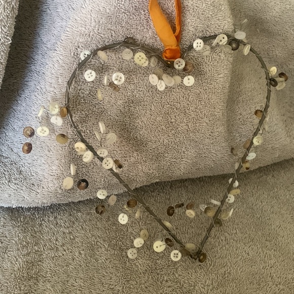Heart and button hanging decor - Picture 2 of 4